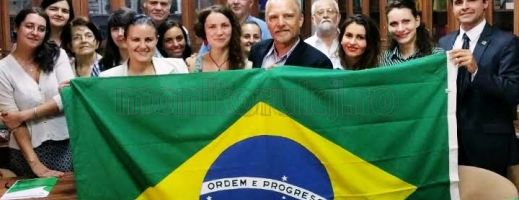 Echipa Casa do Brasil (Virgil Mihaiu, în centru) alături de absolvenţi ai cursurilor de limba portugheză-braziliană şi de vice-consulul ambasadei Braziliei la Bucureşti, Zauder de Castro. FOTO Arhivă personală